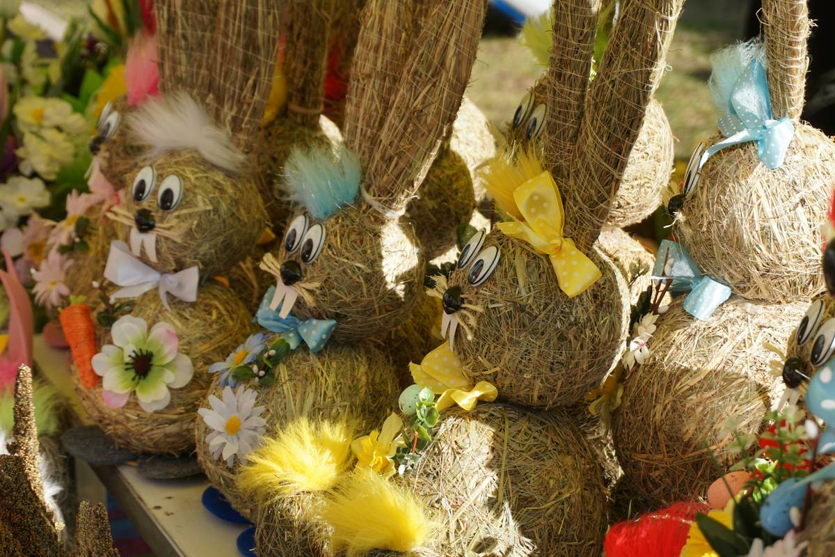 easter decor diy ideas featuring handmade pastel wreath and upcycled egg centerpieces on rustic wooden table